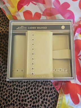 Amity Ladies' Pale Yellow Card & Key Holder Set